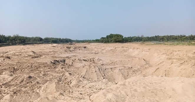 বালু খেকো দীপক দে’র যোগসাজশে মনু নদীর চর কেটে কোটি কোটি টাকার বালু লুট