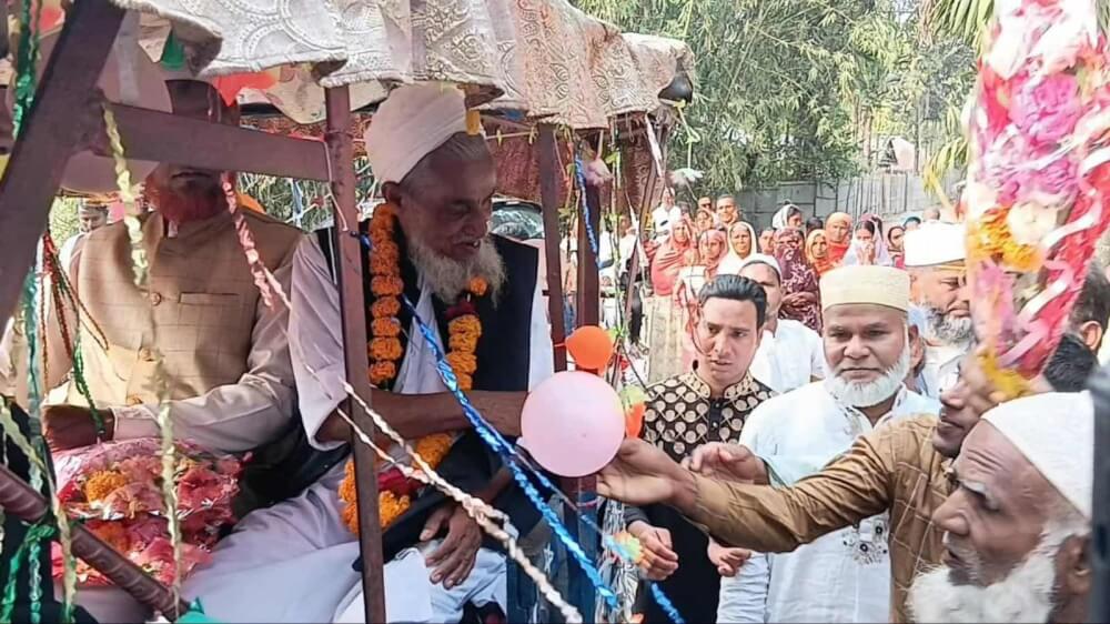 তেতুলিয়া দর্জিপাড়ায় ৪০ বছর ইমামতির পর ফুলসজ্জিত ঘোড়ার গাড়িতে ইমামের রাজকীয় বিদায়