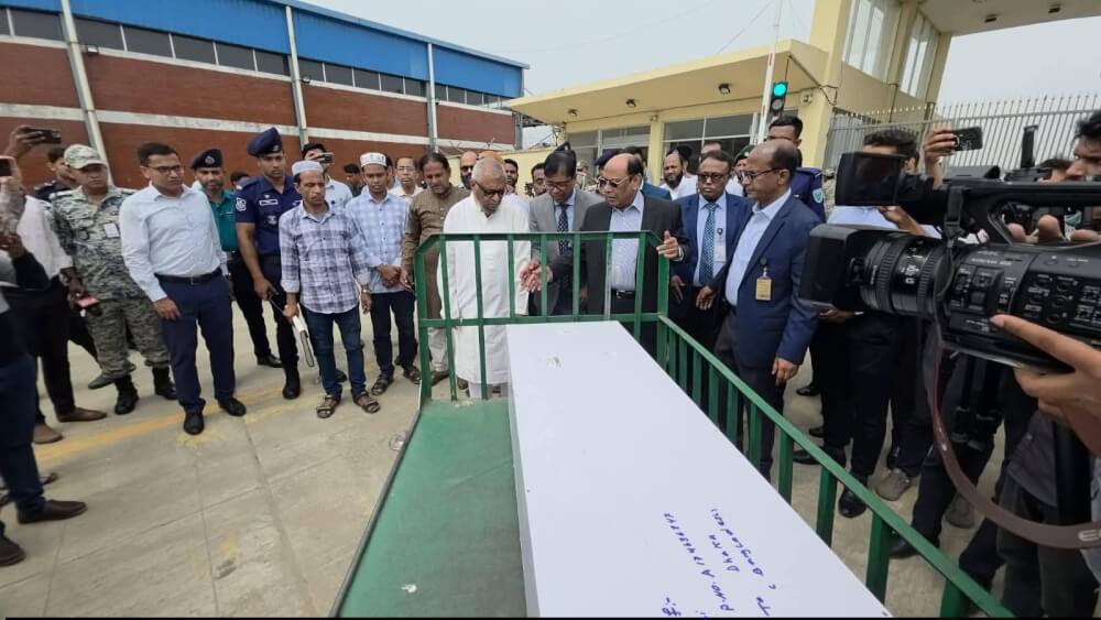 যুদ্ধের বলি প্রবাসী, সিলেটে মরদেহ গ্রহণ করলেন মন্ত্রী