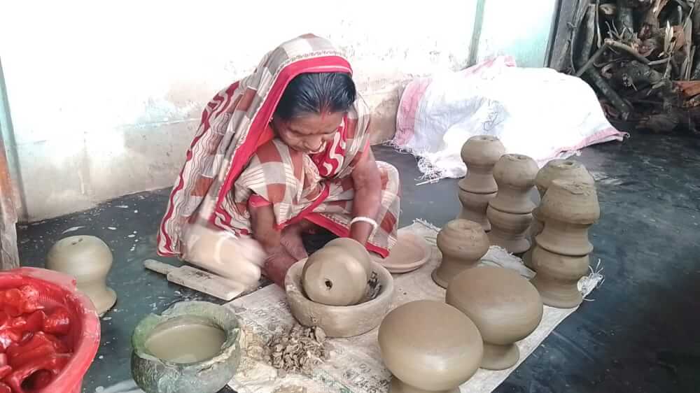 পহেলা বৈশাখে ব্যস্ত সময় পার করছেন মৃৎশিল্পীরা