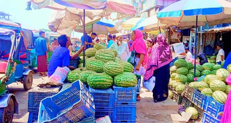 মাধবপুরে ফুটপাত দখল করে রমরমা ব্যবসা দুর্ভোগে পথচারীরা