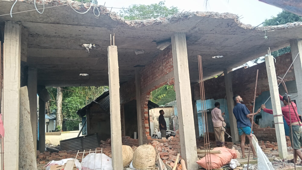 ​শাল্লায় সদরস্থ ঘুঙ্গিয়ারগাঁও বাজারে সরকারি লিজের শর্ত ভঙ্গ করে ভবন নির্মাণ, অবশেষে গুঁড়িয়ে দিল প্রশাসন