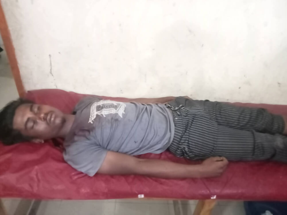 তেতুলিয়া বালু ভর্তি মাহিন্দ্র ট্র্যাক্টর উল্টে চালকের সহকারী মৃত্যু