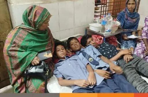 শাপলা সরকারি প্রাথমিক বিদ্যালয়ে মাঠে বল খেলা নিয়ে ৩ জন শিশু শিক্ষার্থীকে মারপিট করার অভিযোগ