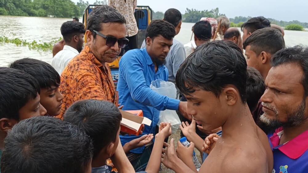 কমলগঞ্জে ৫০০ বন্যার্ত মানুষের পাশে বিএনপি নেতা স্বাগত কিশোর দাস চৌধুরী
