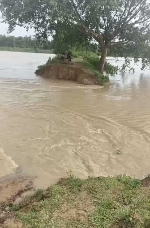 বাঁধের উপর দিয়ে লোকালয়ে প্রবেশ করছে মনুনদীর পানি