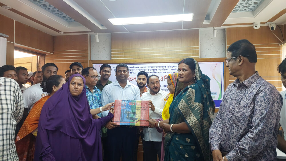 কমলগঞ্জে ক্ষুদ্র নৃ-গোষ্ঠীর মাঝে সেলাই মেশিন, বাইসাইকেল ও উপবৃত্তি বিতরণ