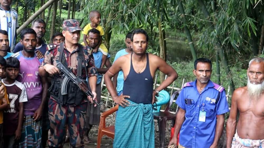 সীমান্তে বৃদ্ধকে ধরে নিয়ে যাওয়ার অভিযোগে দীপঙ্কর গোপ নামে ভারতীয়কে ধরে নিয়ে এসেছে স্থানীয়রা