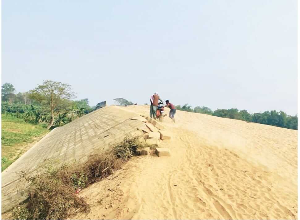 ঠিকাদারি প্রতিষ্ঠানের কার্যাদেশ বাতিল : ৮ বছরেও শেষ হয়নি রাজারপুর সংযোগ সড়কের কাজ