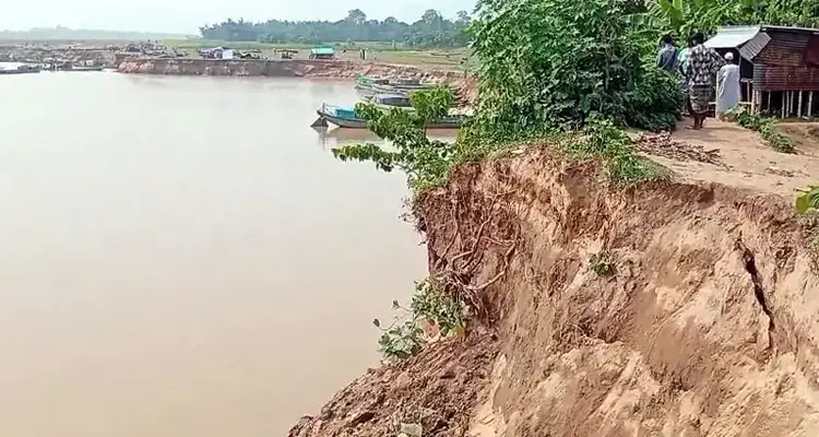 নবীগঞ্জে কুশিয়ারার  ডাইকে ব্যাপক ভাঙন বসতবাড়ি, ফসলি জমি ও বিদ্যালয় নদীগর্ভে বিলীন